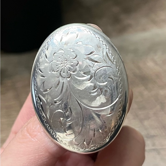 Vintage Engraved Oval Sterling Silver Brooch - Floral Motif - Picture 3 of 6